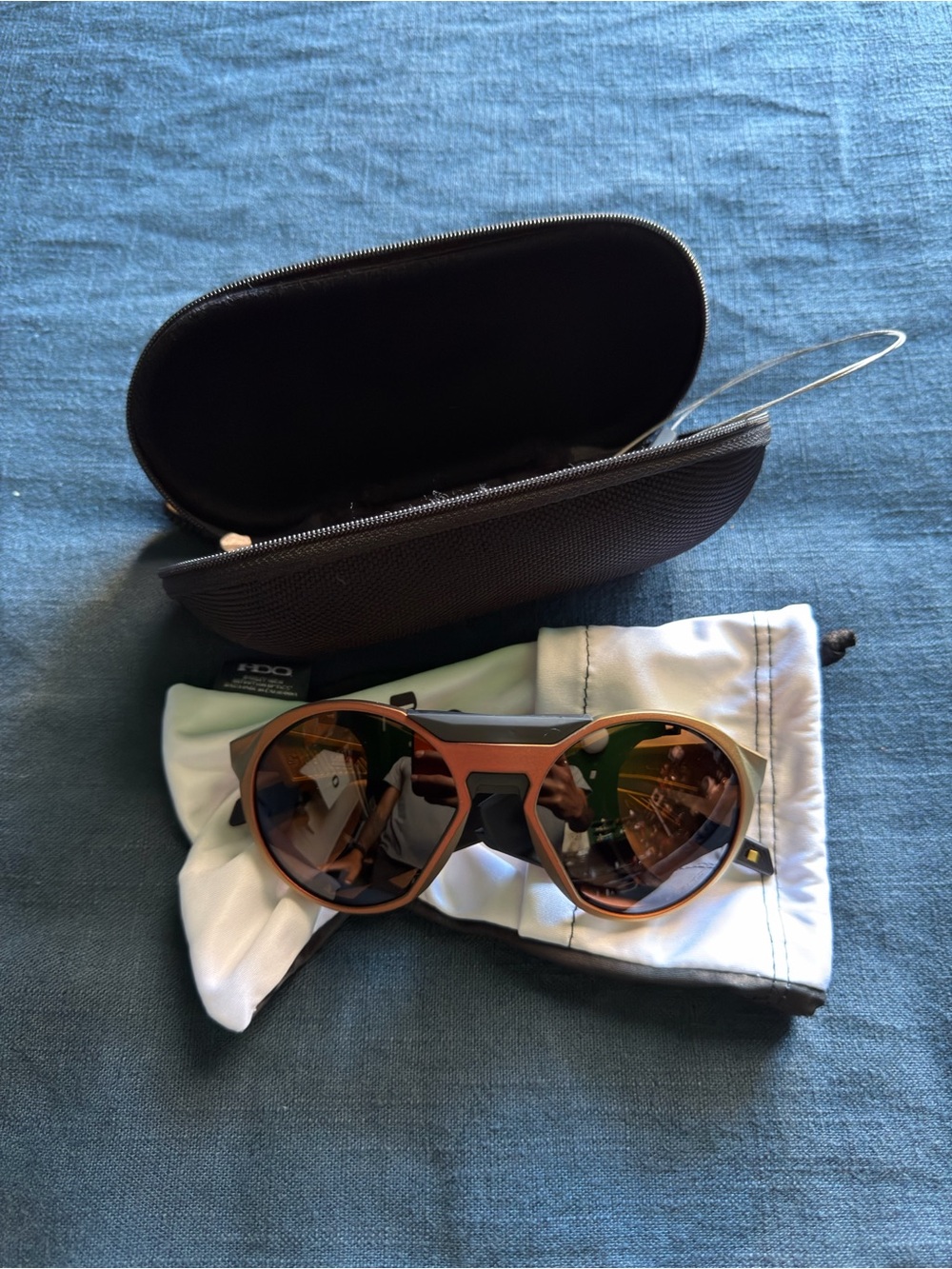 Oakley Clifden Men's Sunglass-Style Accessory Pouch with Case